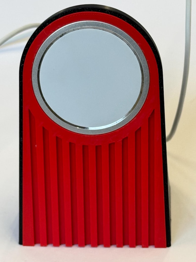Iphone compatible magnetic charge dock